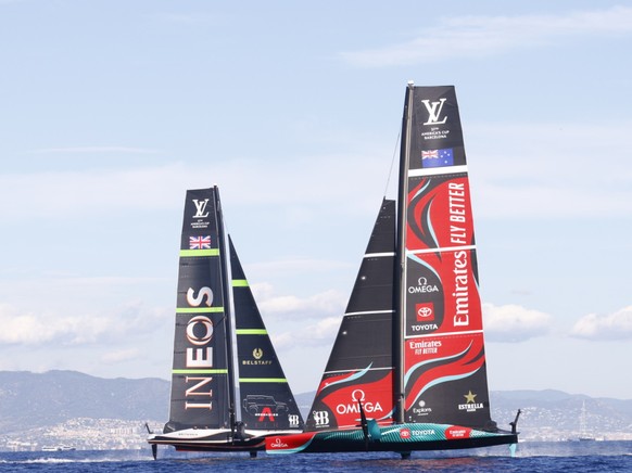 Emirates Team New Zealand (à dr.) est le &quot;defender&quot; de la prestigieuse compétition.