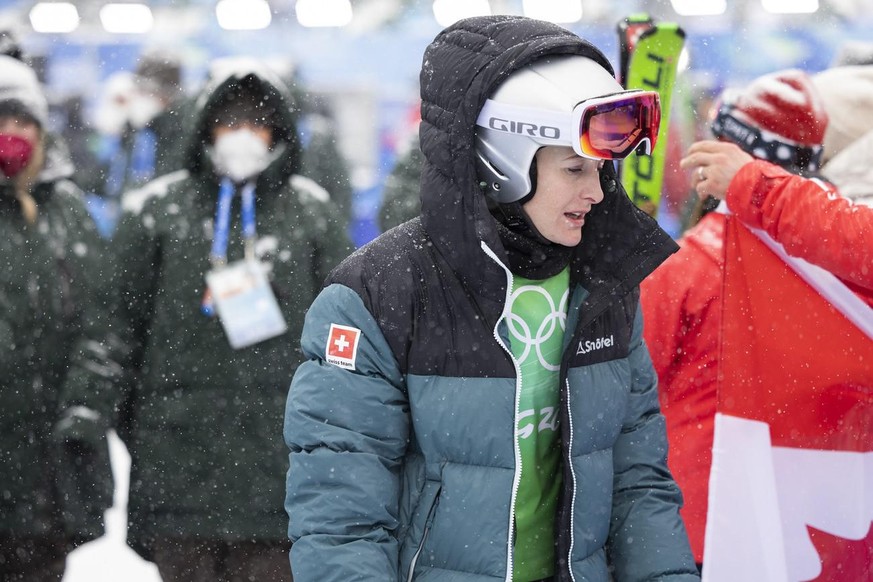 La déception de Fanny Smith après que les juges lui ont retiré sa médaille de bronze aux JO de Pékin.