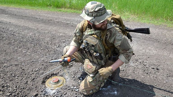 Un soldat ukrainien sécurise une mine antichar. En plus des attaques de missiles, l&#039;Ukraine doit craindre les terrains minés. Les charges explosives mortelles pourraient ralentir considérablement ...