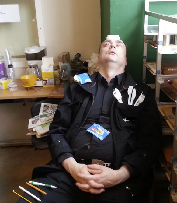 Leute, die bei der Arbeit eingeschlafen sind