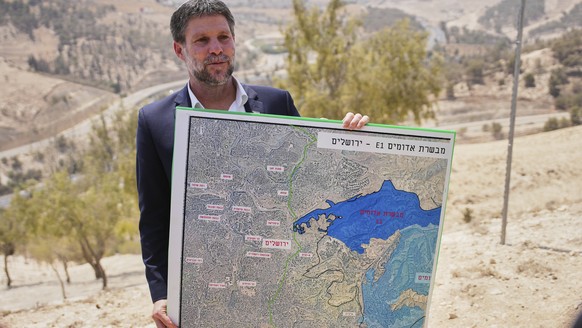 Le ministre d&#039;extrême droite Bezalel Smotrich montre les plans de la nouvelle colonie sur une carte.