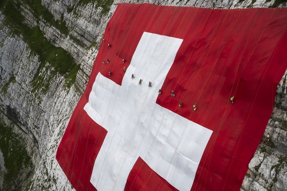 1er août: le plus grand drapeau Suisse ne sera pas déployé. Le drapeau suisse géant, habituellement déployé sur une face du Säntis, dans le canton de Saint-Gall, ne sera pas déployé cette année pour l ...