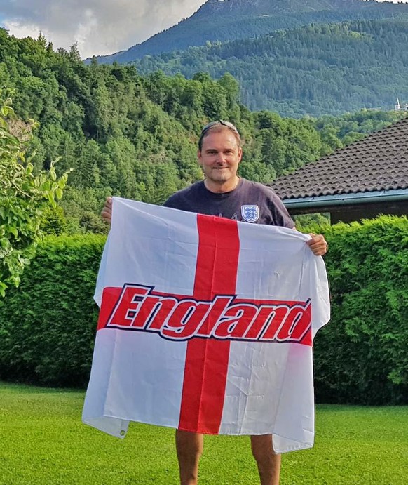 Manu Broccard, dans son Valais natal, avec son drapeau et son maillot fétiche.