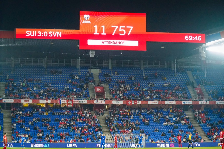 Fussball FIFA WM-Qualifikation Europa 2025/26, Gruppe B - Schweiz vs Slowenien - St. Jakob-Park Basel: Anzeigetafel zeigt Spielstand 3:0 f�r die Schweiz gegen Slowenien, Zuschauerzahl 11.757, Minute 6 ...