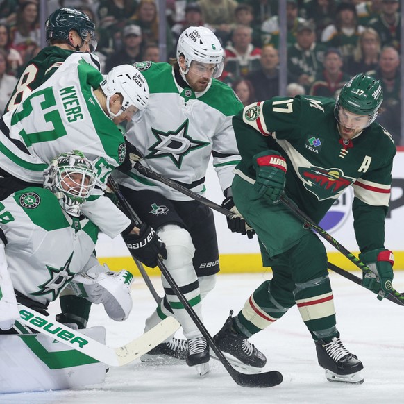 Lian Bichsel (au centre) et Dallas ont toujours l'avantage de la glace.