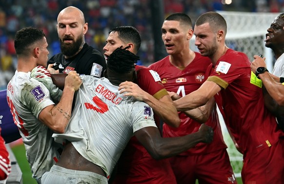 epa10345296 Granit Xhaka (L) and Breel Embolo (3L) of Switzerland, goalkeeper Vanja Milinkovic-Savic of Serbia (2L) and other players scuffle during the FIFA World Cup 2022 group G soccer match betwee ...