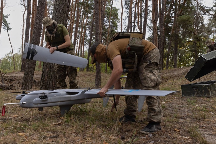 Des spécialistes ukrainiens préparent le lancement d&#039;un drone. L&#039;utilisation des drones a révolutionné la guerre et ne cesse d&#039;évoluer.
