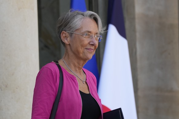 France&#039;s Labour Minister Elisabeth Borne leaves after the weekly cabinet meeting, at the Elysee Palace, in Paris, Wednesday, May 11, 2022. (AP Photo/Francois Mori)