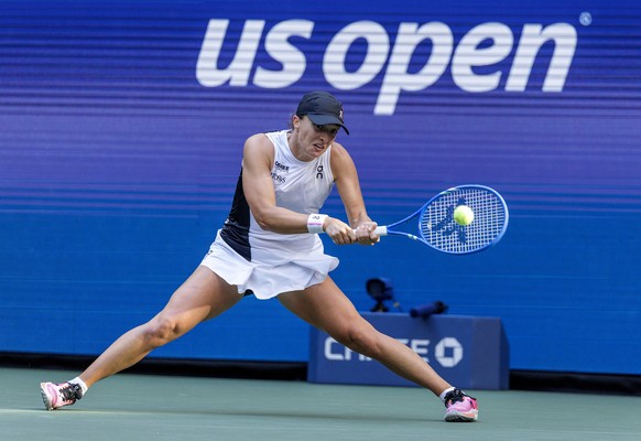 epa12350543 Iga Swiatek of Poland in action against Amanda Anisimova of the United States during the quarterfinals of the US Open Tennis Championships at the USTA Billie Jean King National Tennis Cent ...