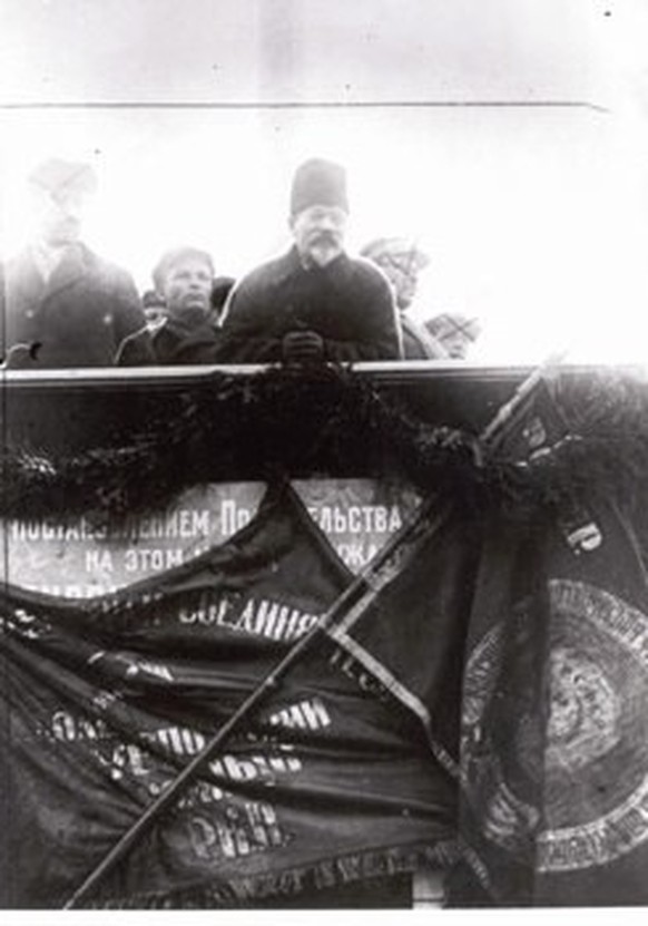 Kirov und Kalinin auf der Tribüne des Lenin-Mausoleums, Ende der 1920er-Jahre. Die erste Variante hier zeigt die für die Retuschierung vorgesehenen Bildbereiche (angekreuzte Köpfe).