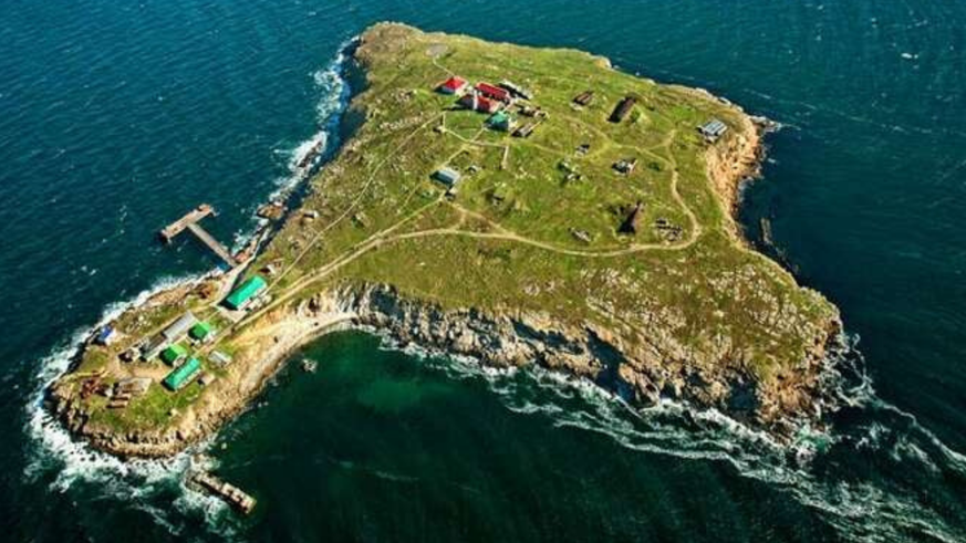 L'île des Serpents, située en Mer Noire, a été prise d'assaut par un navire russe.