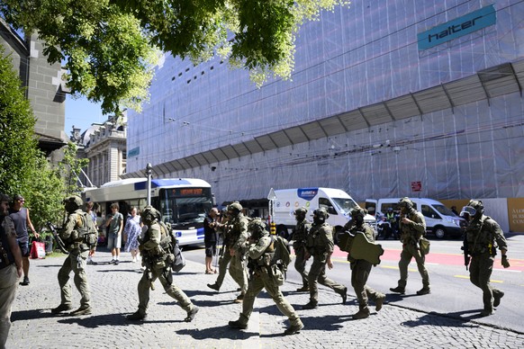Des policiers du DARD de la police cantonale vaudoise sortent sont du batiment de la banque UBS ce jeudi 7 aout 2025 a Lausanne. Un important dispositif encercle le batiment de la banque UBS de Saint- ...