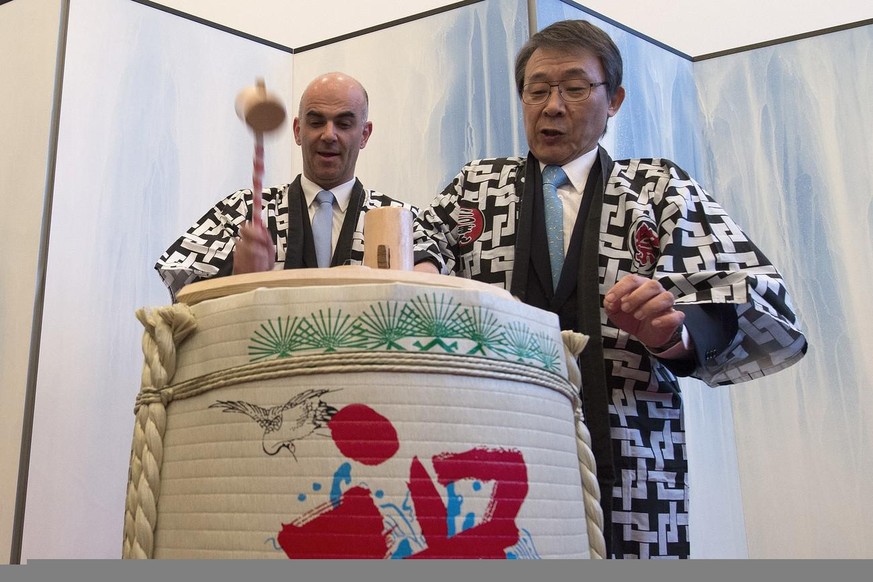 Bundesrat Alain Berset und Botschafter Ryuhei Maeda, von links, eroeffnen das Jubilaeumsjahr 150 Jahre diplomatische Beziehungen zwischen der Schweiz und Japan traditionsgemaess mit Holzhaemmern am Di ...