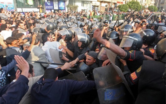 epa02548985 Egyptian riot policemen scuffle with protesters during a demonstration in Cairo, Egypt, 25 January 2011. Local media sources reported that Egyptian riot police were out in force in Cairo a ...