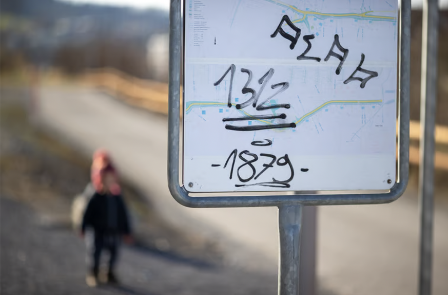 En plus des gros graffitis sur les façades, des petits tags du genre liés au FC Saint-Gall sont dessinés sur les infrastructures publiques.