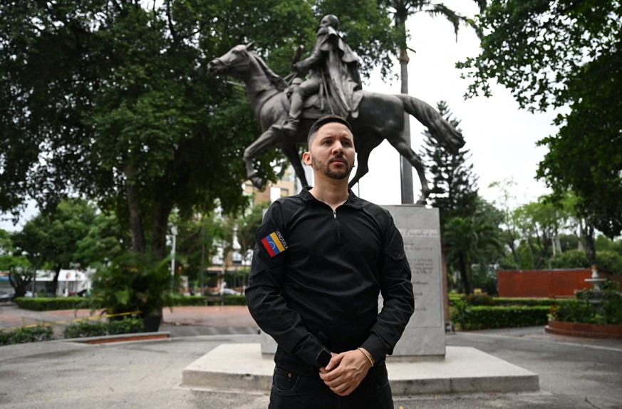 L'ancien policier vénézuélien Williams Cancino pose pour une photo, après avoir déserté les forces armées en 2019, à Norte de Santander, en Colombie, le 5 janvier 2026.