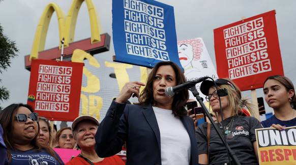 En 2019, elle défile avec les employés de McDonald's à Las Vegas pour exiger un salaire horaire de 15 dollars. Un souvenir de l'époque où elle «faisait les frites et la glace» au sein de la chaîne ali ...