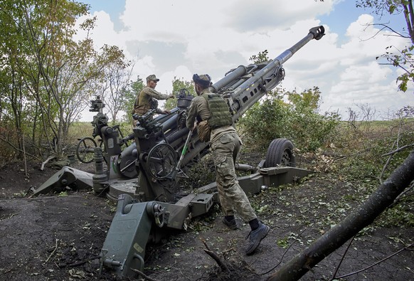 epa10096202 Ukrainian servicemen operate with American-made 155mm M777 towed howitzer on their positions in the Kharkiv area, Ukraine, 28 July 2022. Russian troops on 24 February entered Ukrainian ter ...