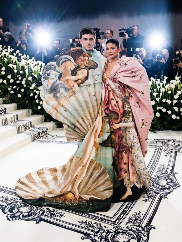 Un spécialiste de l'art espagnol partage 20 tenues imaginées par l'IA pour le MET Gala 2026, qui mettent en vedette un chef-d'oeuvre emblématique de l'histoire de l'art.
