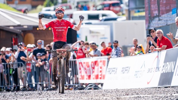 Mathias Flueckiger, le nouveau champion suisse Homme Elite, en action sur le parcours du championnat suisse de mountainbike cross country ce dimanche 5 juin 2022 a Leysin. (KEYSTONE/Maxime Schmid)