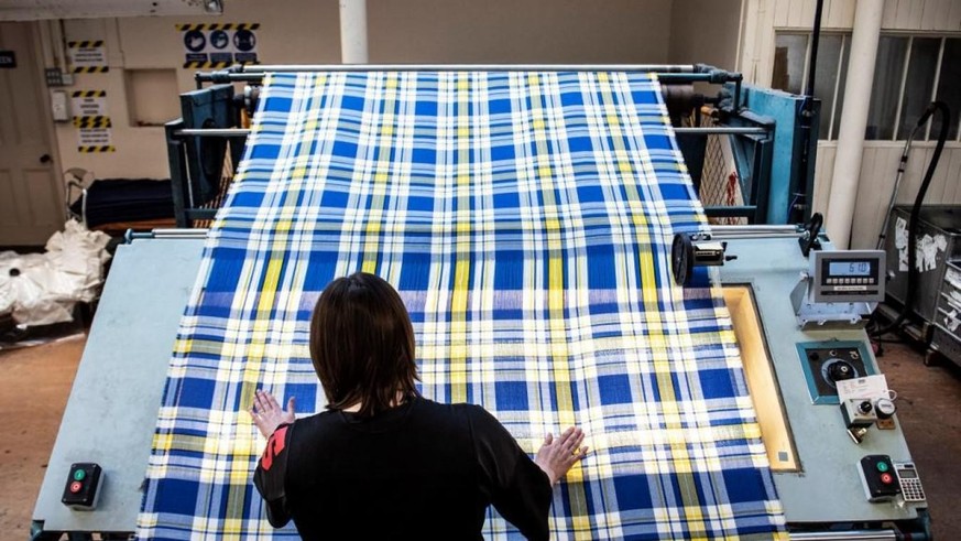 Ecosse: les kilts jaune et bleu pour l'Ukraine cartonnent