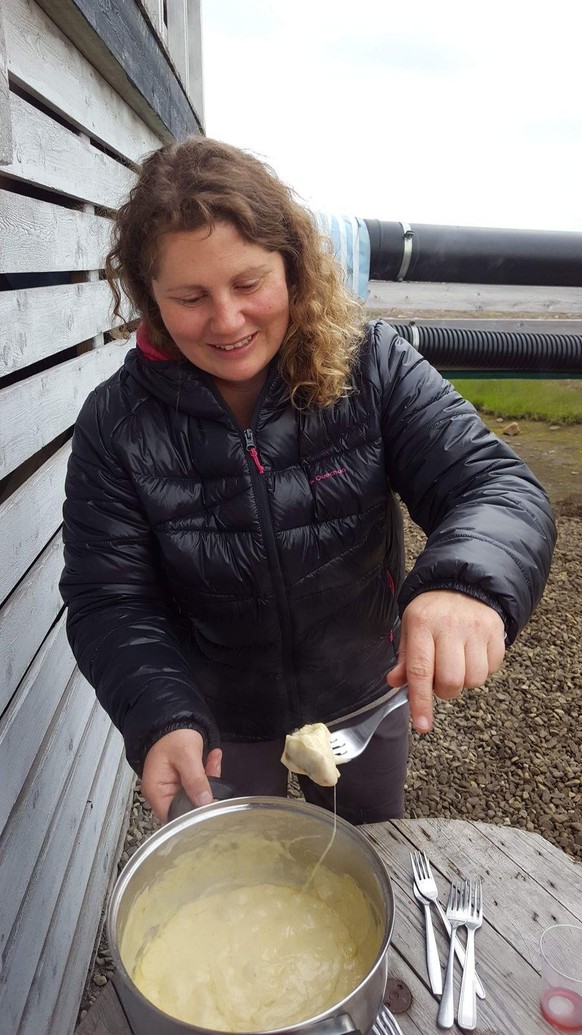 Fabienne, dans l’archipel norvégien du Svalbard, avec une fondue mais... sans caquelon.