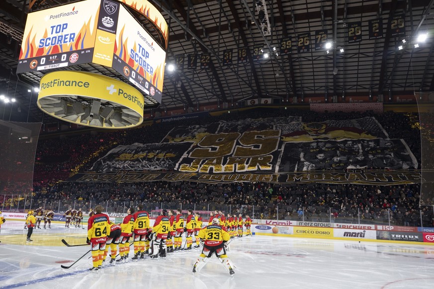Die Fans praesentieren eine Choreo zum 95-Jahr Jubilaeum im Spiel der Eishockey National League zwischen SC Bern, SCB, und Geneve-Servette HC, GSHC, vom Samstag, 3. Januar 2026 in Postfinance Arena in ...