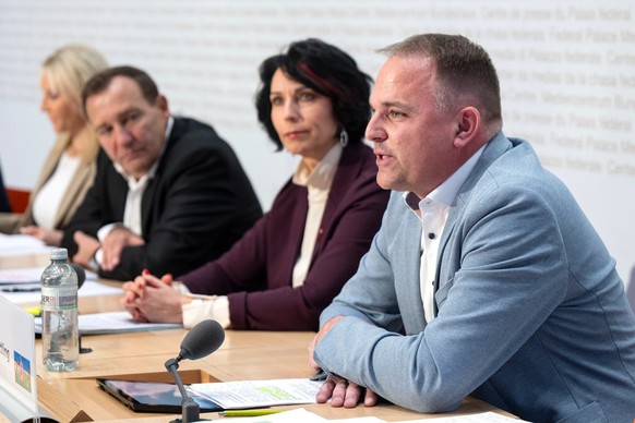 Conférence de presse comité d'initiative Pas de Suisse à 10 millions (UDC)