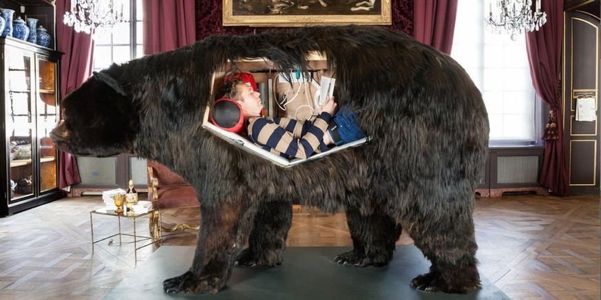 Abraham Poincheval est un artiste-performeur français habitué des expériences pour le moins extrêmes. Il a notamment vécu près de deux semaines dans un ours naturalisé.