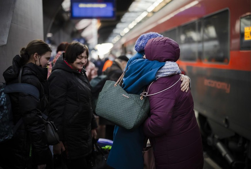 Une réfugiée ukrainienne à sa sortie du train à la gare de Zurich, en mars 2022.