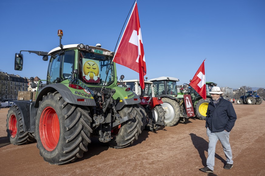 Des agriculteurs ecoutent les discours apres avoir defile avec leurs tracteurs afin de manifester leur mecontentement, ces derniers disent partager les revendications des familles paysannes en France, ...