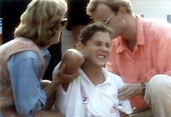 Scène horrible en 1993 à Hambourg, quand Monica Seles se fait poignarder en plein match.