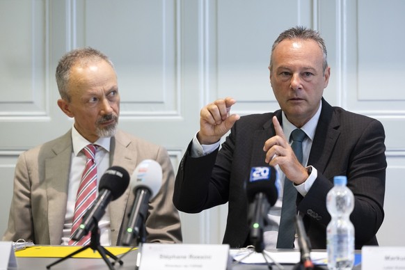 Stephane Rossini, Direktor Bundesamt fuer Sozialversicherungen BSV, rechts, spricht neben Bruno Parnisari, Stv. Direktor BSV, Leiter des Geschaeftsfeldes &quot;Mathematik, Analysen und Statistik&quot; ...