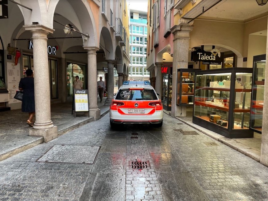 Une voiture de police se faufile dans les ruelles de la vieille ville.