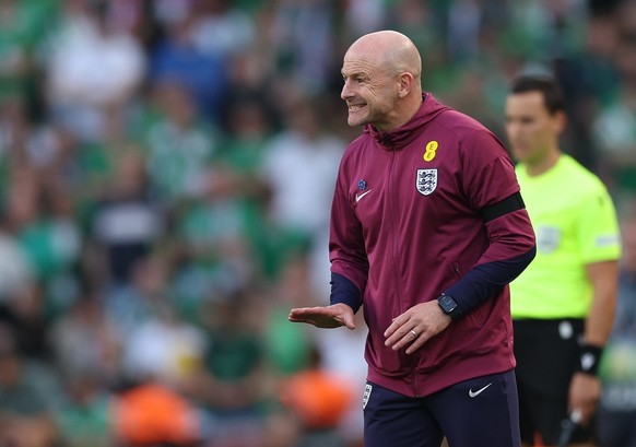 epa11592084 England interim manager Lee Carsley gestures during the UEFA Nations League group F soccer match between Ireland and England in Dublin, Ireland, 07 September 2024. EPA/ADAM VAUGHAN