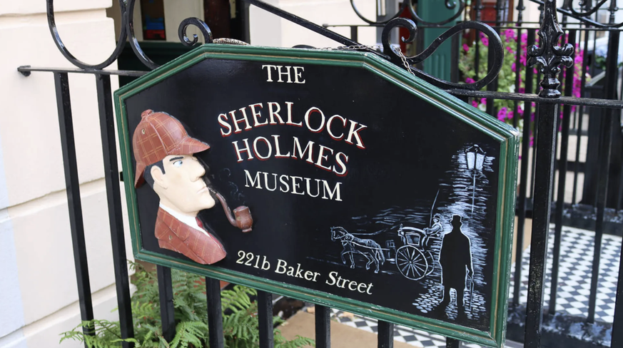 Le numéro de la maison, 221b Baker Street, est gravé sur le panneau indiquant le musée Sherlock Holmes.