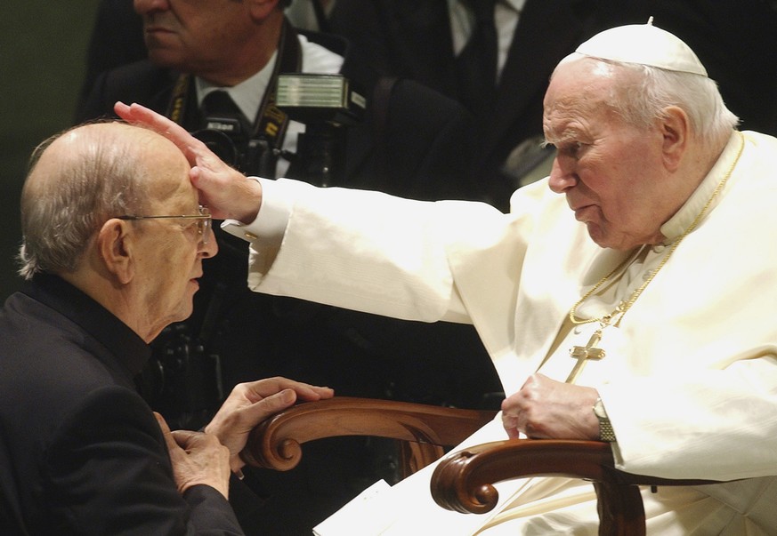 Le pape Jean-Paul II au Vatican, en 2004.