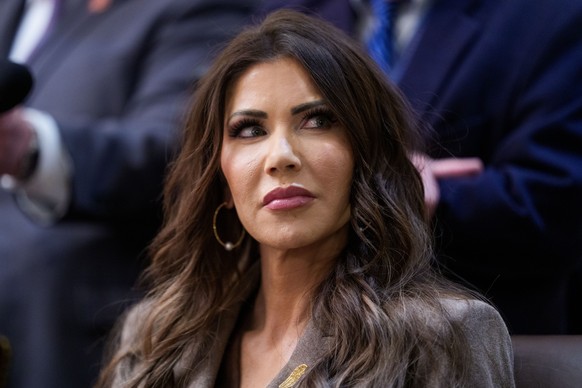 epa12690837 US Secretary of Homeland Security (DHS) Kristi Noem attends a Cabinet meeting in the Cabinet Room of the White House in Washington, DC, USA, 29 January 2026. This is the first public meeti ...