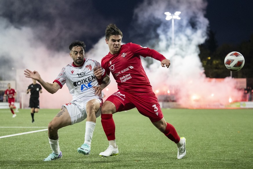Au premier plan, Cristian Souza au duel avec Yves Weilenmann. Au fond, le parcage des visiteurs, très animé.