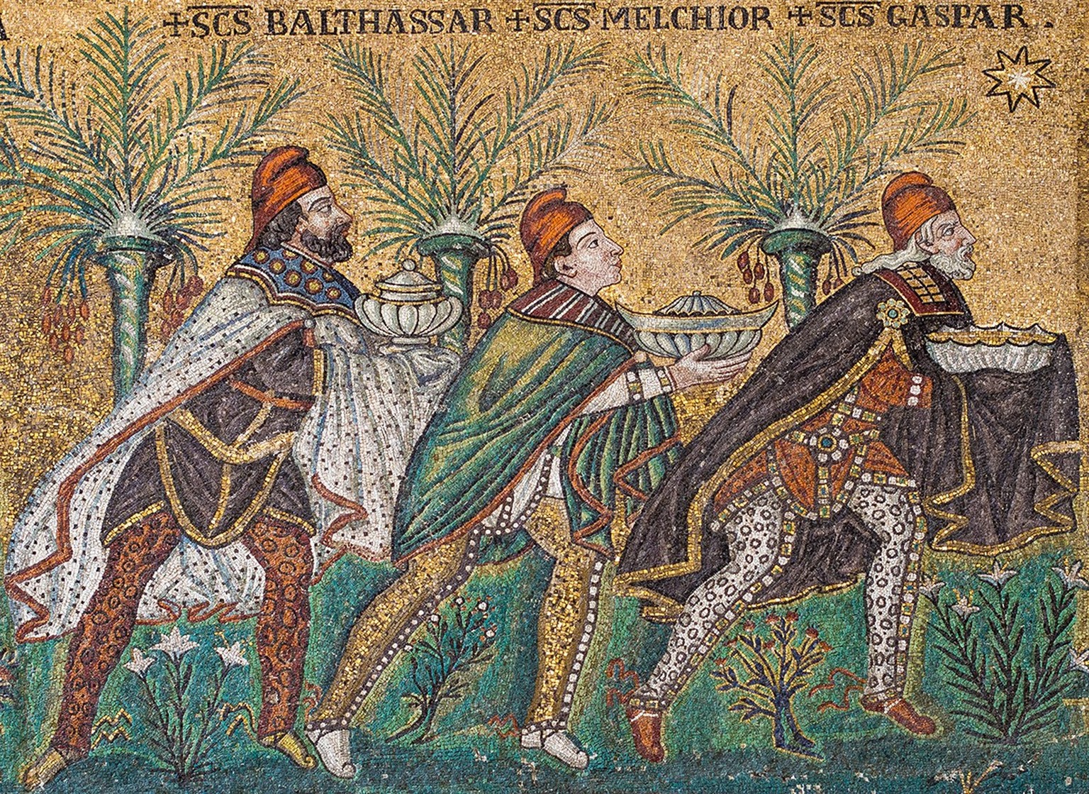 Sur cette mosaïque de la basilique Saint-Apollinaire-le-Neuf à Ravenne, on aperçoit trois mages portant le costume royal traditionnel iranien, reconnaissable à ses étoffes en brocart et ses pantalons  ...