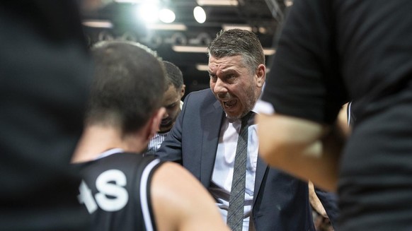 PAOK&#039;s Coach Ilias Papatheodorou, speaks during the Basketball Champions League, BCL, basketball match between Switzerland&#039;s Fribourg Olympic and Greece&#039;s PAOK B.C., in Fribourg, Switze ...