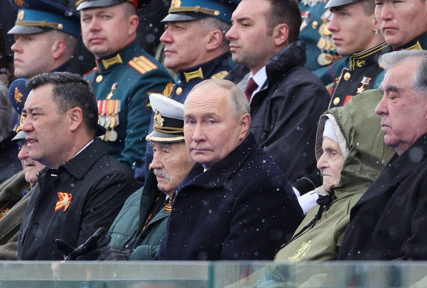 Le président russe Vladimir Poutine assiste à un défilé militaire le jour de la Victoire, qui marque le 79e anniversaire de la victoire sur l&#039;Allemagne nazie lors de la Seconde Guerre mondiale, à ...