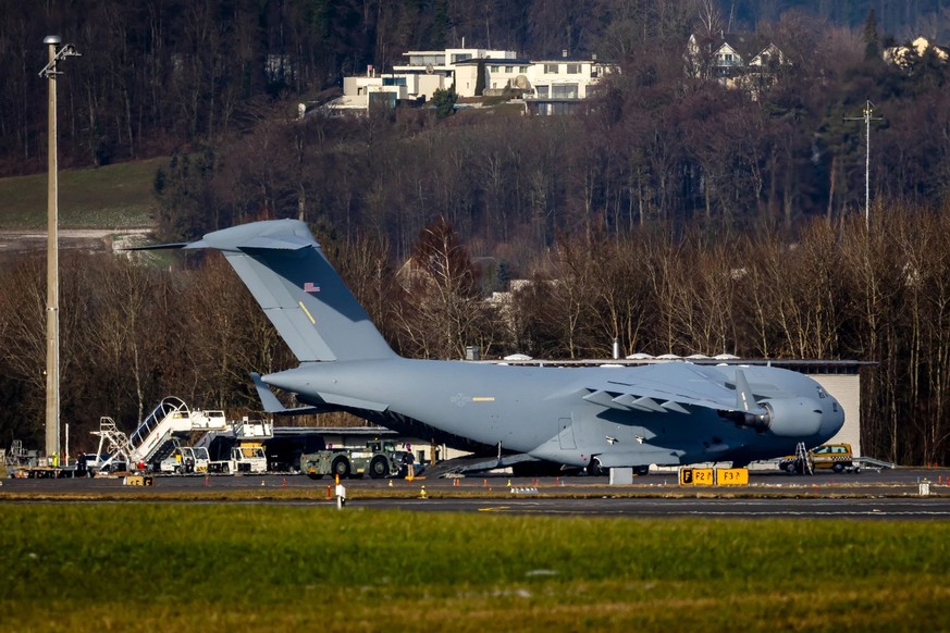 Ici, un avion de transport de l'US Air Force après son atterrissage à Zurich.