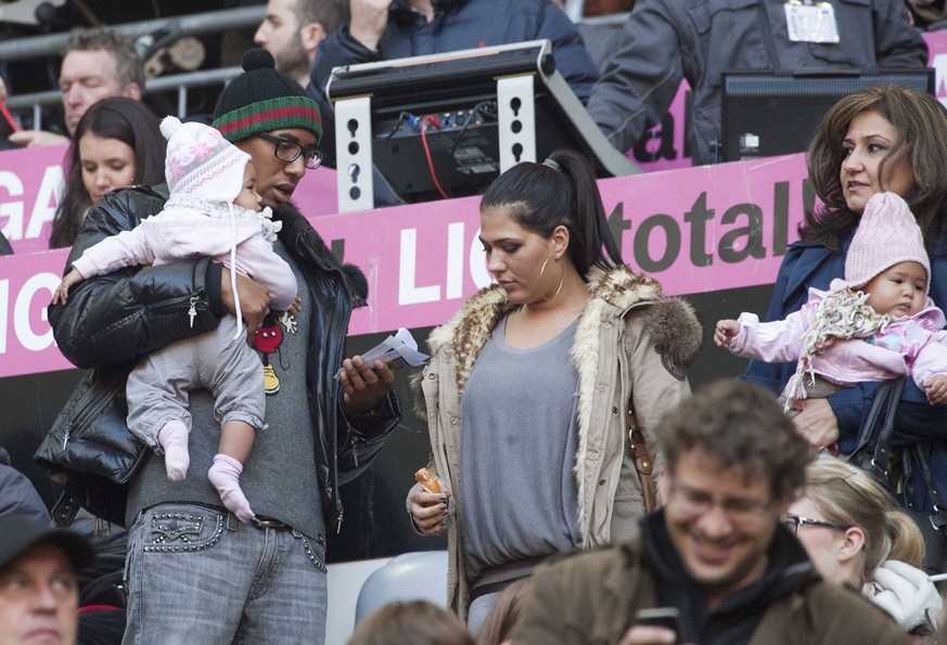 Une famille pas vraiment heureuse: Boateng, sa petite amie de longue date Sherin Senler (au centre) et leurs filles jumelles en 2011.