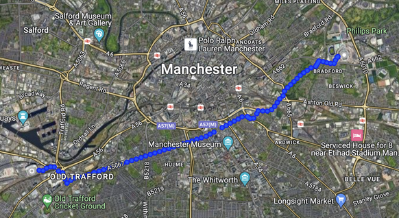 Old Trafford (à gauche) est le domicile de Manchester United, alors que celui de City, l'Etihad Stadium, est situé à l'autre bout de la ville. Une longue rivalité oppose les voisins mancuniens puisqu' ...