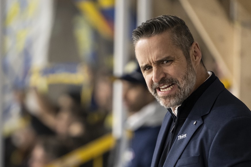 Head Coach Josh Holden (HCD) feuert seine Spieler an, im Spiel der Eishockey National League zwischen HC Ajoie, HCA, und HC Davos, HCD, vom Freitag, 24. Oktober 2025 in der Raiffeisen Arena in Porrent ...