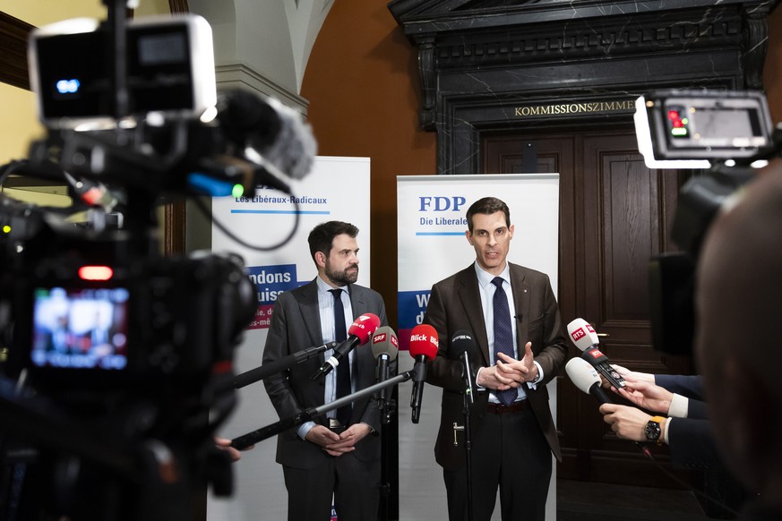 Les PLR Thierry Burkart et Damien Cottier se sont exprimés après l&#039;audition des deux candidats au Conseil fédéral du Centre au Palais fédéral, ce mardi.