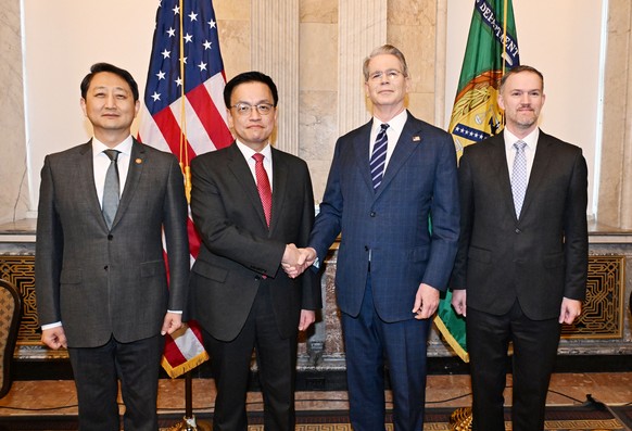 epa12052989 A handout photo made available by the South Korean finance ministry shows South Korea&#039;s Finance Minister Choi Sang-mok (2nd from L), Trade Minister Ahn Duk-geun (L), US Treasury Secre ...