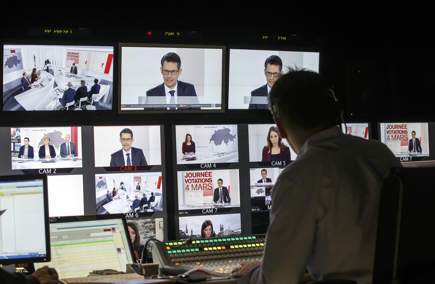 Serge Pontinelli, realisateur de la RTS, realise l&#039;emission &quot;Journee Votations&quot; de la RTS dans la regie, ce dimanche 4 mars 2018 a Geneve. (KEYSTONE/Salvatore Di Nolfi)