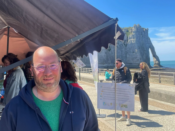 Serge Razzi devant les Falaises à Etretat.